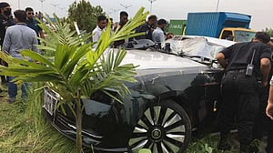 ৩০০ ফিট সড়ক বিভাজকে উঠে গেল রোলস-রয়েস