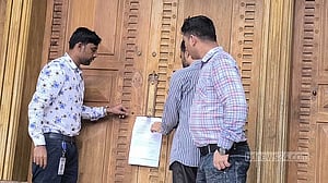 শাজাহান খানের বাসভবনের দরজায় মেয়ের সম্পদ দাখিলের নোটিশ