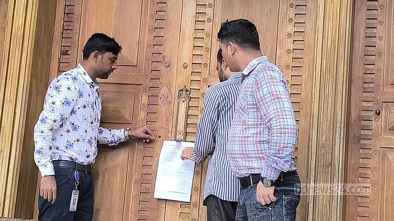 শাজাহান খানের বাসভবনের দরজায় মেয়ের সম্পদ দাখিলের নোটিশ
