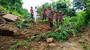 সাজেকের পথে ৩ স্থানে পাহাড় ধস, আটকা ৫ শতাধিক পর্যটক