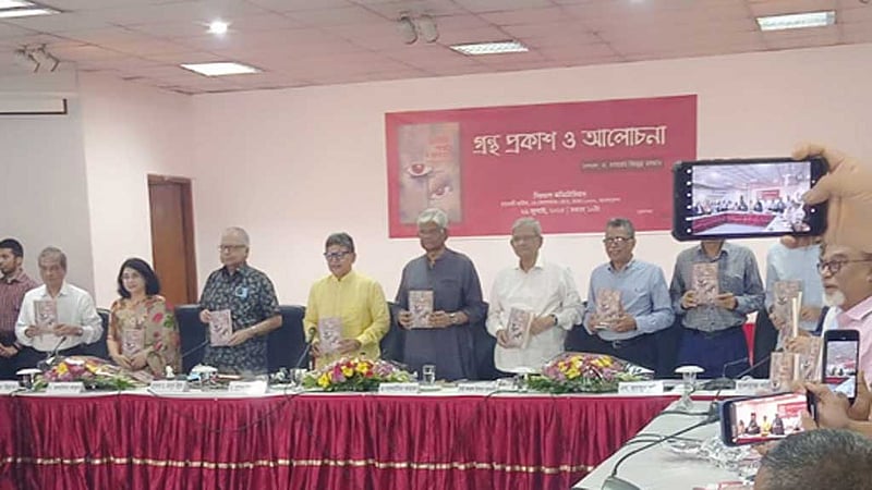 ‘মাথায় হাত বুলিয়ে, ধমক দিয়ে’ কাজ করাতে হচ্ছে: অর্থ উপদেষ্টা