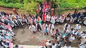 সলিমুল্লাহ মেডিকেল কলেজে ক্লাস বর্জন, ইন্টার্নরা কর্মবিরতিতে