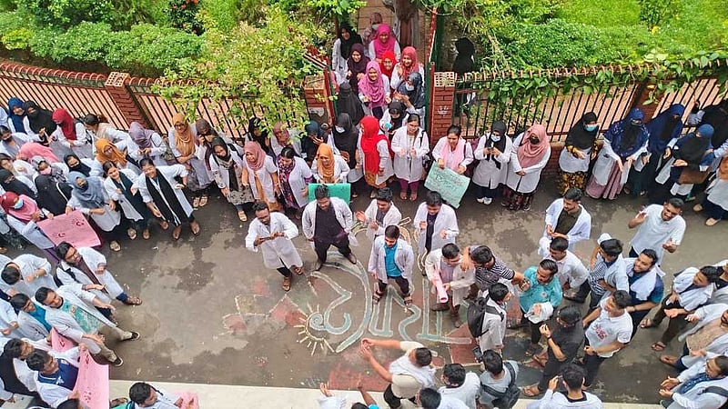 সলিমুল্লাহ মেডিকেল কলেজে ক্লাস বর্জন, ইন্টার্নরা কর্মবিরতিতে