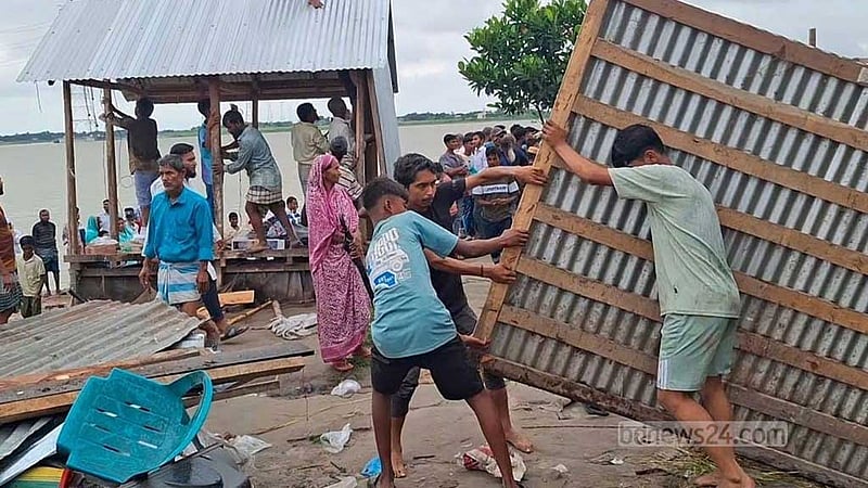 পদ্মা সেতু রক্ষা বাঁধে ভাঙন ঠেকাতে জিও ব্যাগ, আতঙ্কে ৭০০ পরিবার