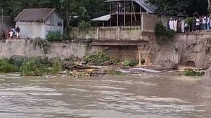 জাজিরায় পদ্মা সেতু প্রকল্প রক্ষা বাঁধে ভাঙন, ২০ স্থাপনা নদীতে