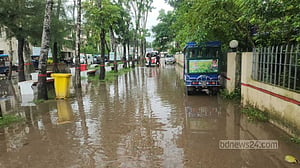 শরীয়তপুরে টানা বৃষ্টিতে জলাবদ্ধতা: তলিয়ে গেছে অফিস, হাসপাতাল ও সড়ক