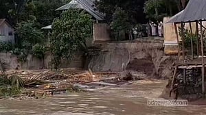 শরীয়তপুরে এবার পদ্মার ডান তীর রক্ষাবাঁধে ভাঙন, ৫ বাড়ি বিলীন