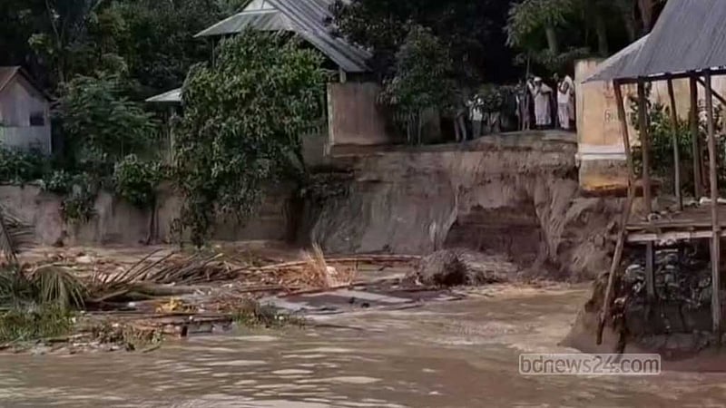 শরীয়তপুরে এবার পদ্মার ডান তীর রক্ষাবাঁধে ভাঙন, ৫ বাড়ি বিলীন