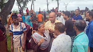 সিরাজগঞ্জে ট্রাকের চাপায় বাবা ও ছেলের মৃত্যু