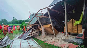সিরাজগঞ্জে ঘূর্ণিঝড়ের তাণ্ডব