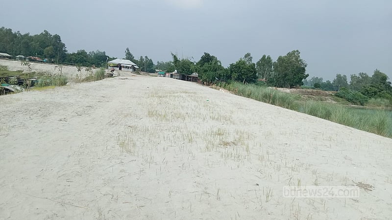 ভাঙন রোধে ‘যমুনার শাখা’ ভরাট: সাবেক এমপির পলায়নে বিপাকে শ্রমিকরা