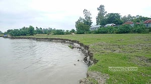টানা বৃষ্টিতে বাড়ছে যমুনায় পানি, ভাঙছে বসতবাড়ি