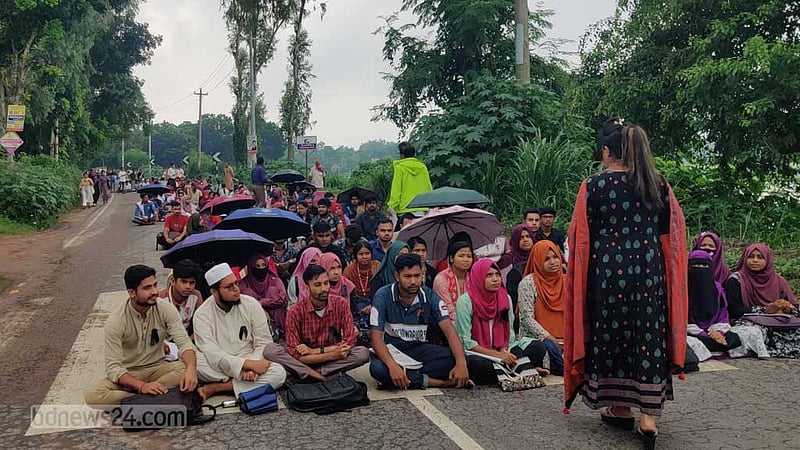 মহাসড়কে রবীন্দ্র বিশ্ববিদ্যালয়ের ‘প্রতীকী’ ক্লাস, যাত্রীদের ভোগান্তি