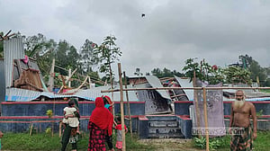 টর্নেডো: সিরাজগঞ্জে খোলা আকাশের নিচে ৩০ পরিবার, পৌঁছায়নি সহায়তা