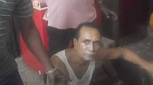 সিলেটে জনতার হাতে আটক আওয়ামী লীগ নেতা, পুলিশে হস্তান্তর