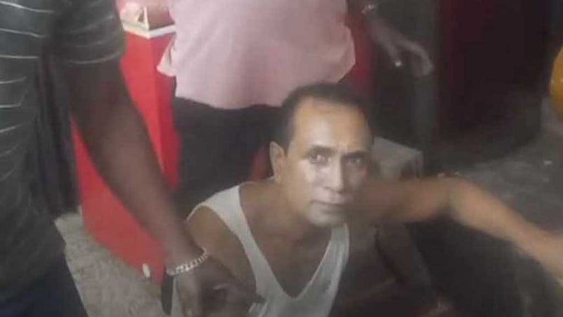 সিলেটে জনতার হাতে আটক আওয়ামী লীগ নেতা, পুলিশে হস্তান্তর
