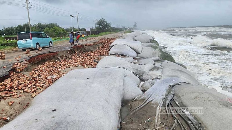 জোয়ারের আঘাতে টেকনাফে মেরিন ড্রাইভে আবার ভাঙন