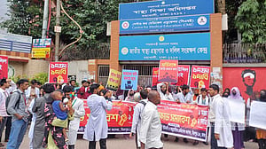 তিন দাবিতে স্বাস্থ্য শিক্ষা অধিদপ্তর ঘেরাওয়ে ইউনানী শিক্ষার্থীরা