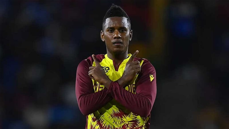 ভিসা জটিলতায় ইংল্যান্ড সিরিজে অনিশ্চিত আকিল হোসেন