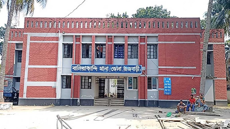 রাজবাড়ীতে মাহেন্দ্র-ব‌্যাটা‌রিচা‌লিত ভ‌্যানের সংঘর্ষে কৃষক নিহত