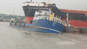 মোংলায় লাইটার কার্গোর ধাক্কায় সিমেন্ট তৈরির কাঁচামাল বোঝাই জাহাজ ডুবি