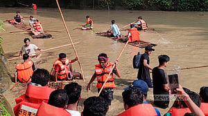 বৈরী আবহাওয়া: পর্যটকদের জন্য বন্ধ বান্দরবানের ‘দেবতাখুম’