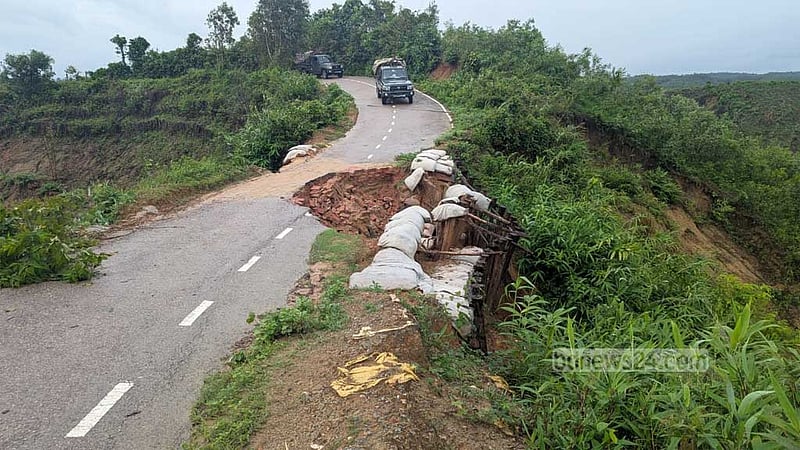 বান্দরবান-সুয়ালক-লামা সড়কে যান চলাচল বন্ধ: দুর্ভোগে স্থানীয়রা