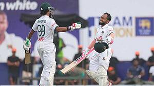 শান্ত-মুশফিকের ব‍্যাটে বাড়ছে রান