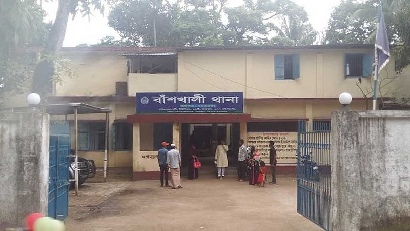 বসতঘরে নারীর গলা কাটা লাশ, ছেলে লাপাত্তা