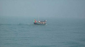 ২৭ যাত্রী নিয়ে বিকল স্পিড বোট সাগরে ভাসতে ভাসতে পৌঁছাল তীরে