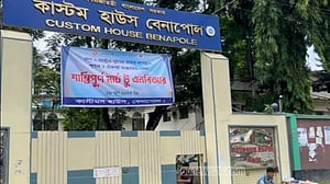 ‘কমপ্লিট শাটডাউন’: বেনাপোলে দ্বিতীয় দিনের মত বন্ধ আমদানি-রপ্তানি