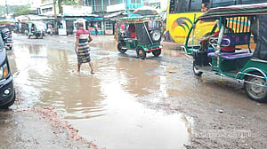 খানাখন্দে ভরা নাভারন-সাতক্ষীরা মহাসড়কের এক কিলোমিটারে ভোগান্তি