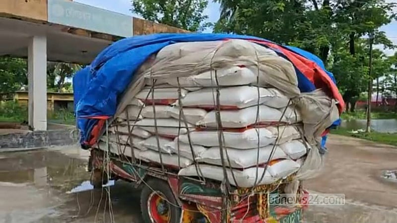ভোলায় বস্তা পাল্টে পাচারের সময় ১০০ বস্তা সরকারি চাল জব্দ