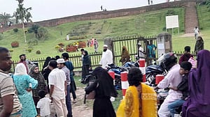 বগুড়ার বিনোদন কেন্দ্রগুলোতে লোকজনের ভিড়