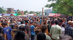 ব্রাহ্মণবাড়িয়ায় বৃষ্টির বাগড়ায় হাটে ক্রেতা কম, চলছে শেষ সময়ের বিক্রি