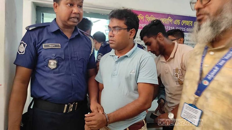 সনদ ছাড়াই ‘বছরের পর বছর’ রোগী দেখছিলেন ভুয়া চিকিৎসক