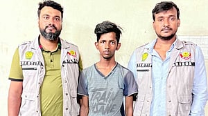 প্রকাশ্যে চলন্ত গাড়ির যন্ত্রাংশ চুরি, ভাইরাল ভিডিও দেখে গ্রেপ্তার ১