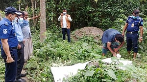 চাঁদপুরে ১০ মাস পর কবর থেকে তোলা হল আওয়ামী লীগ নেতার লাশ