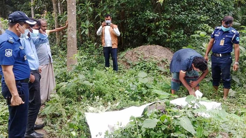 চাঁদপুরে ১০ মাস পর কবর থেকে তোলা হল আওয়ামী লীগ নেতার লাশ