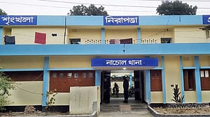 চাঁপাইনবাবগঞ্জে রাস্তার পাশে পড়েছিল তরুণের গলাকাটা লাশ