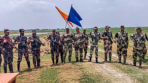 চাঁপাইনবাবগঞ্জ সীমান্তে আটক বিএসএফ সদস্যকে হস্তান্তর