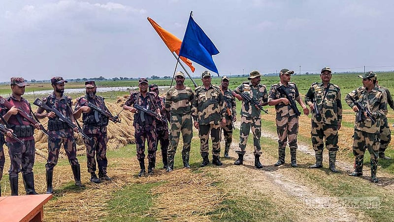 চাঁপাইনবাবগঞ্জ সীমান্তে আটক বিএসএফ সদস্যকে হস্তান্তর