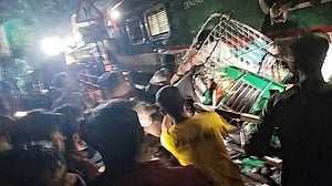 কালুরঘাট সেতুতে ট্রেন উঠেছিল সিগন্যাল না মেনে, মৃত্যু বেড়ে ২