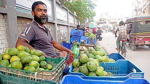 চুয়াডাঙ্গায় নেই আমের হাট, দুর্ভোগে ক্রেতা-বিক্রেতা