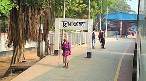 চুয়াডাঙ্গায় ট্রেনের ছাদ থেকে পড়ে যুবক নিহত