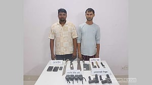 কুমিল্লায় ওয়াকিটকি, নকল পিস্তলসহ ২ যুবক আটক