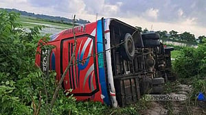 কুমিল্লায় যাত্রীবাহী বাস খাদে পড়ে ২ নারীর মৃত্যু