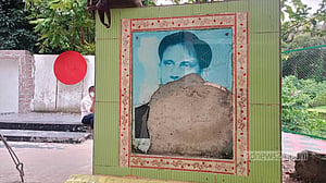 মাতৃভাষা দিবসের রূপকার রফিকুল ইসলামের ম্যুরাল ভাঙচুর