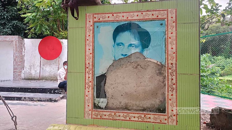 মাতৃভাষা দিবসের রূপকার রফিকুল ইসলামের ম্যুরাল ভাঙচুর