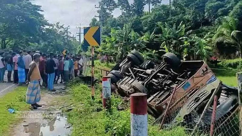 কক্সবাজারে বাস-কভার্ড ভ্যান সংঘর্ষে নিহত ৩